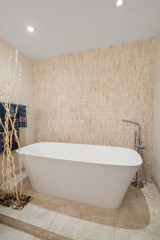 241 Perkins Street, Unit C306 Boston, MA 02130 - Photo 22 of 33 a bathroom with a bathtub