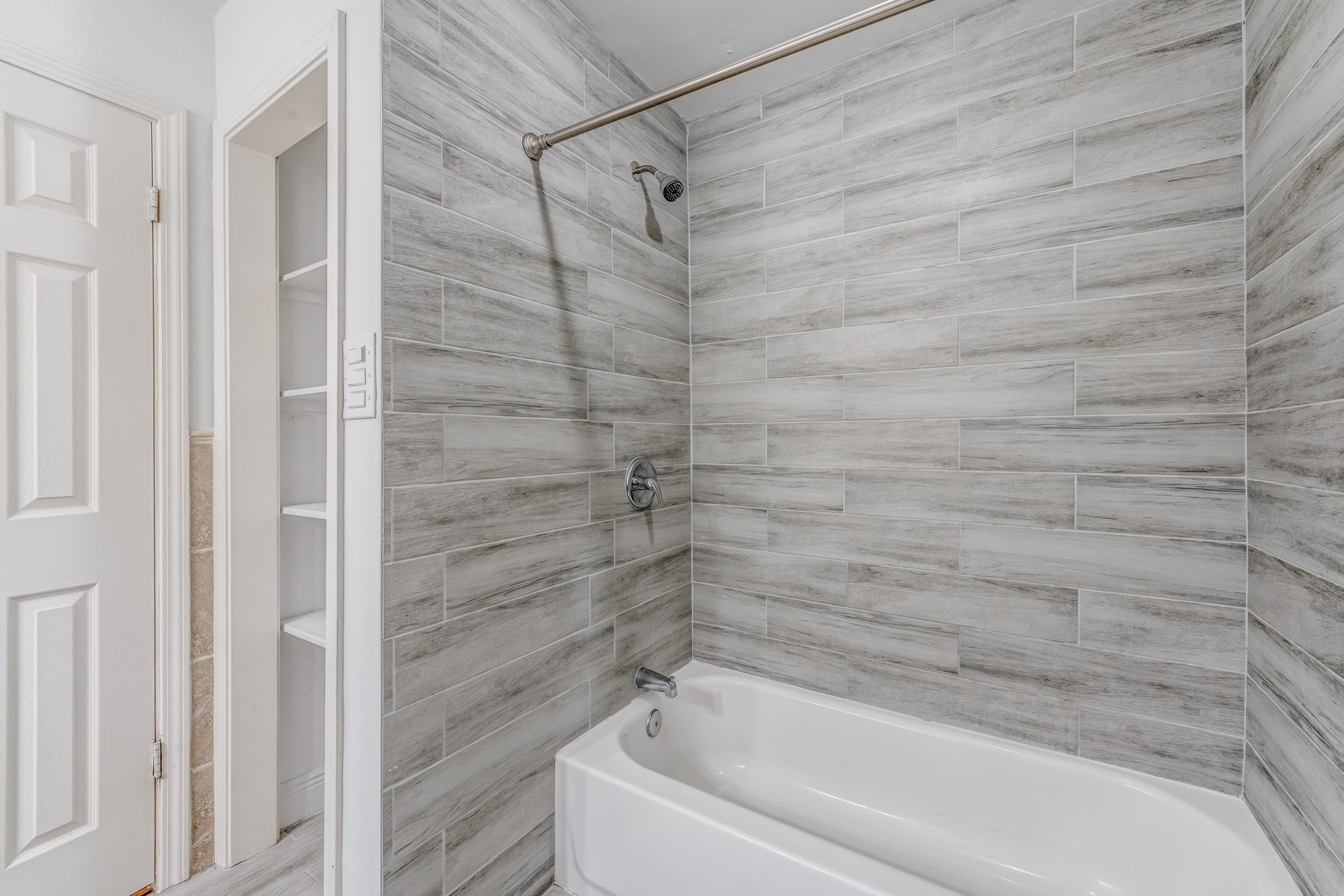 708 Fowler Street Houston, TX 77007 - Photo 17 of 42 a bathroom with a bathtub