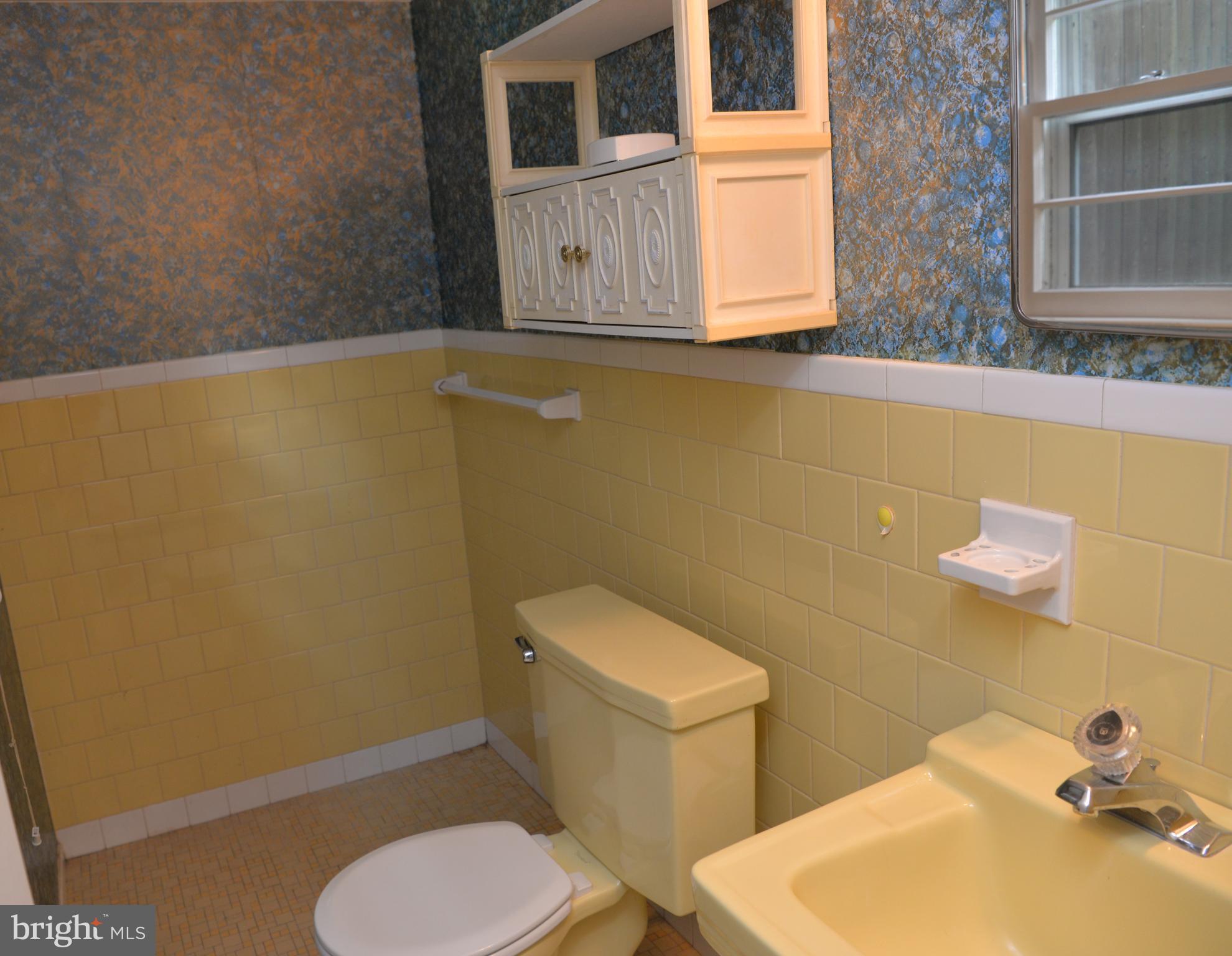6427 Pima Street Alexandria, VA 22312 - Photo 20 of 30 a bathroom with a toilet a sink and mirror
