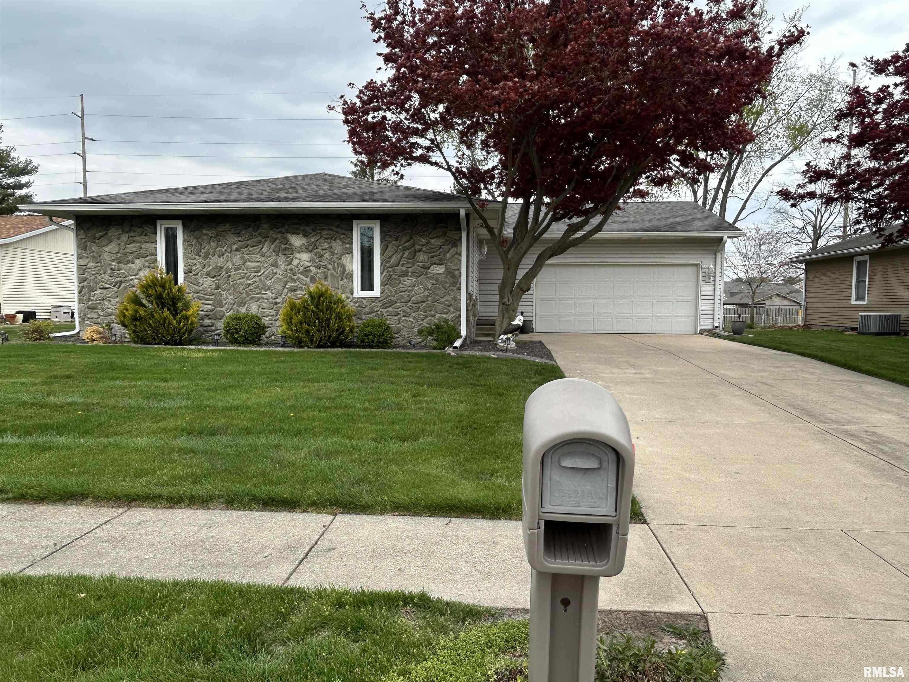 22 Red Oak Lane Springfield, IL 62712 - Photo 2 of 16