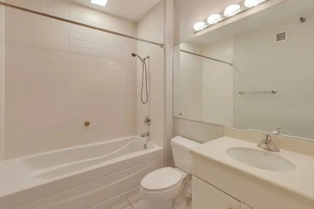 $2,399 | 33 West Ontario Street, Unit 46C, Chicago, IL 60654