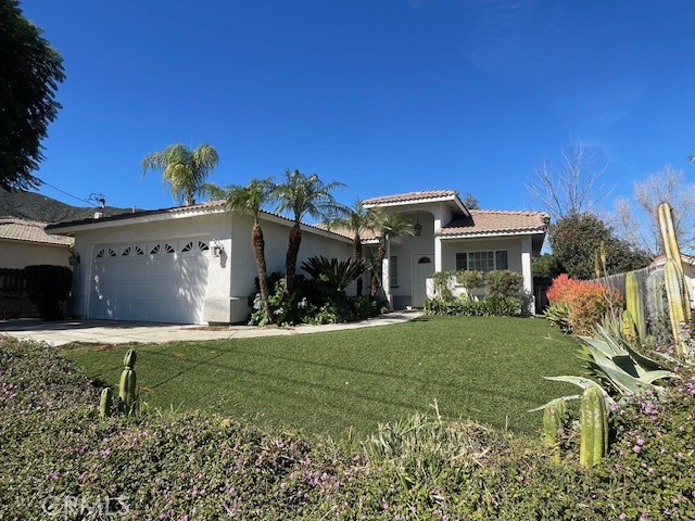 a view of a house with a yard