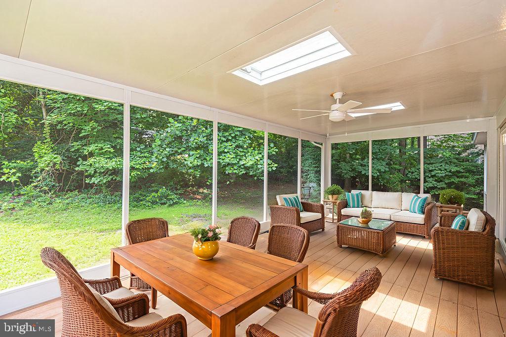 Large Screened Porch (Virtually Staged)