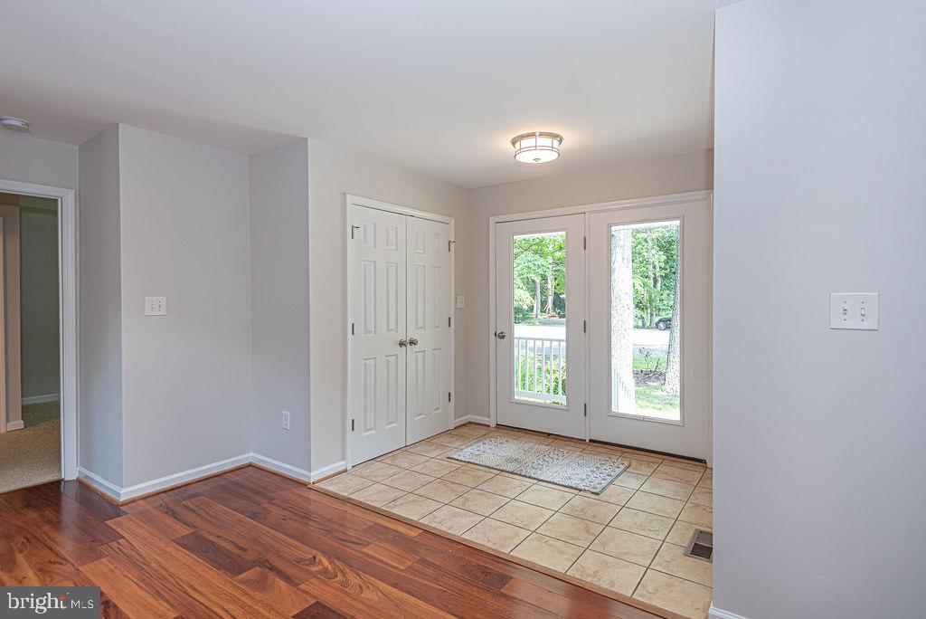 Entry foyer w/ Coat Closet