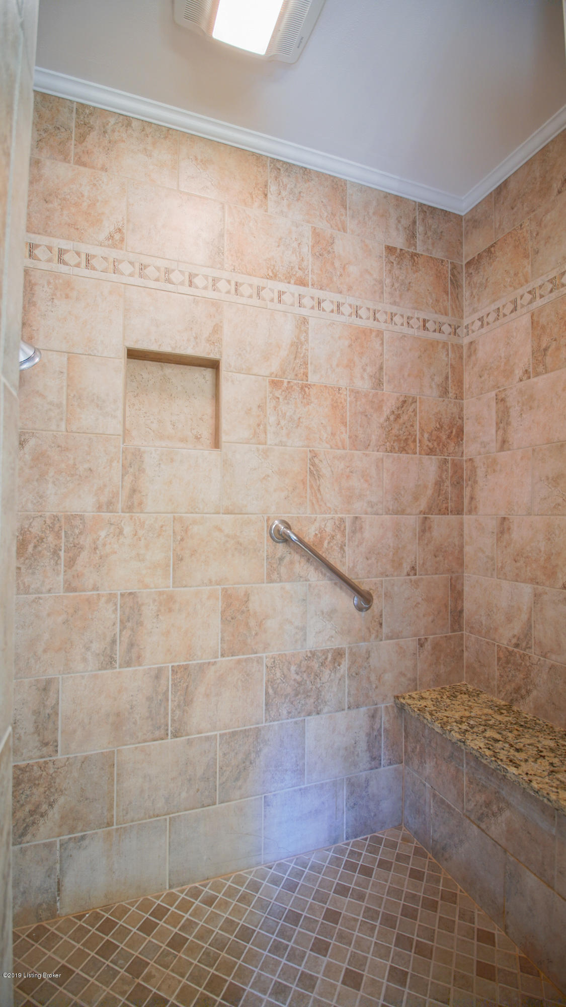 6303 Rockingham Court Prospect, KY 40059 - Photo 19 of 37 G-MASTERBATH3 (1 of 1)