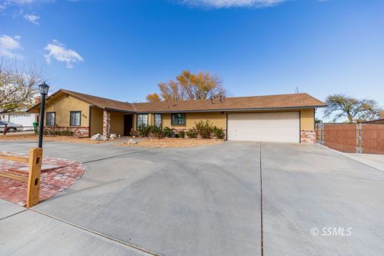 816 West Wasp Avenue Ridgecrest, CA 93555 - Photo 5 of 43 a view of building with street
