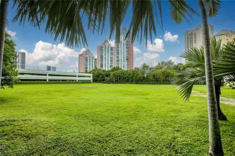 a view of a yard with a house