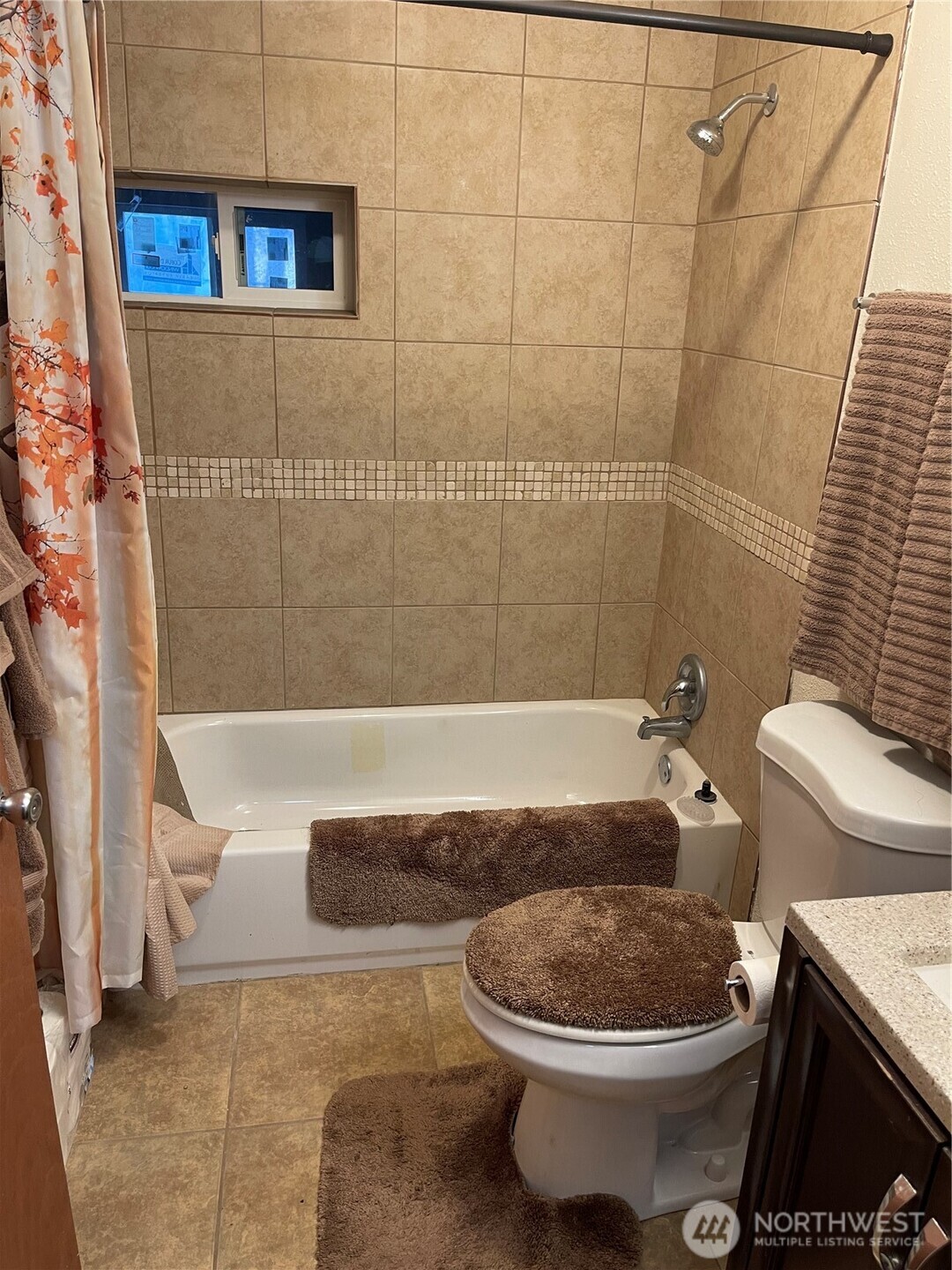212 West 4th Street Tonasket, WA 98855 - Photo 14 of 24 a bathroom with a toilet and a bathtub