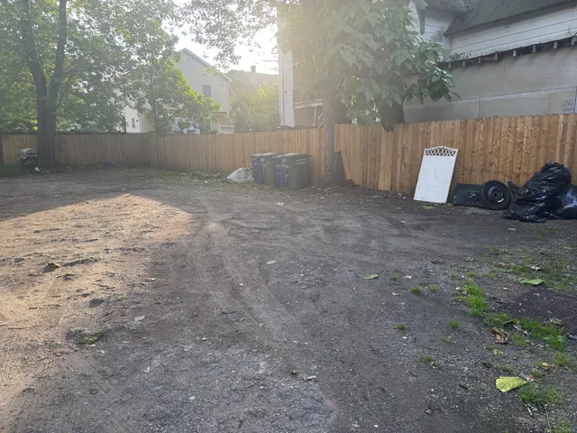 a view of a backyard