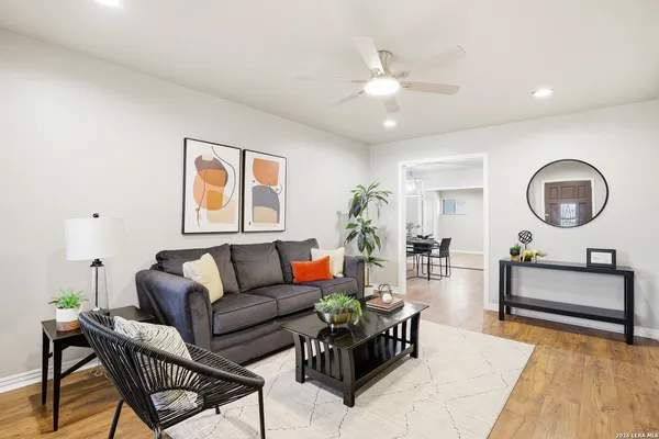 $265,000 | 425 East Wright Boulevard, Universal City, TX 78148