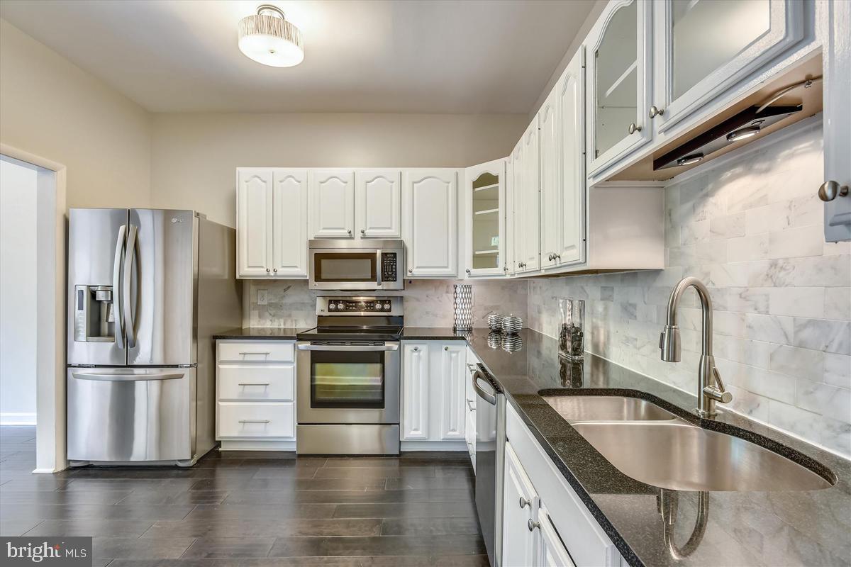 11564 Rolling Green Court, Unit 201 Reston, VA 20191 - Photo 2 of 29 Remodeled Kitchen w/ Granite & Stainless Steel