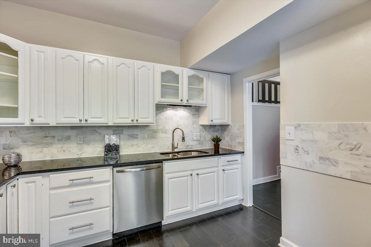 11564 Rolling Green Court, Unit 201 Reston, VA 20191 - Photo 4 of 29 Gourmet Kitchen