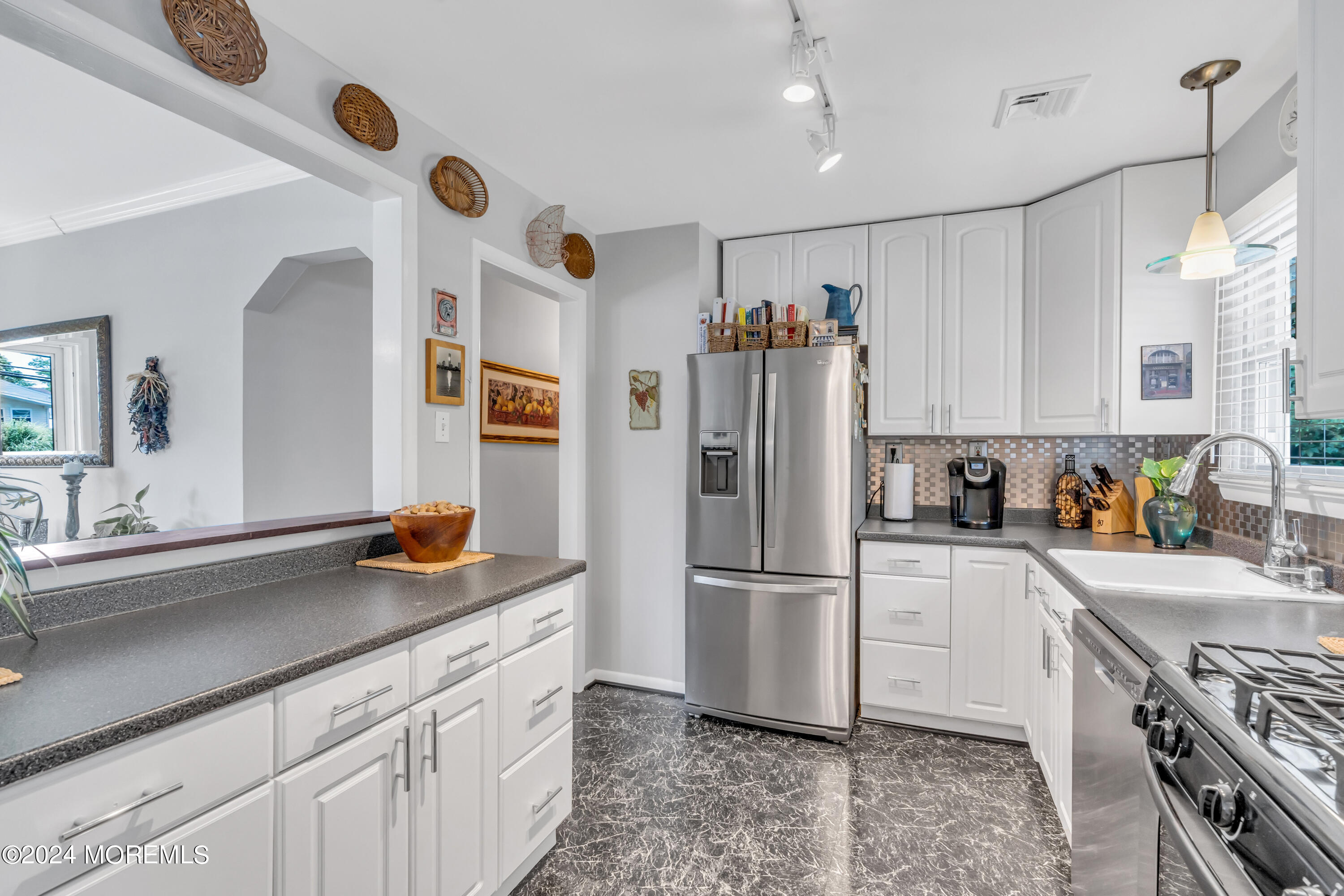 591 Wayside Road Neptune Township, NJ 07753 - Photo 24 of 51 019_dsc02599