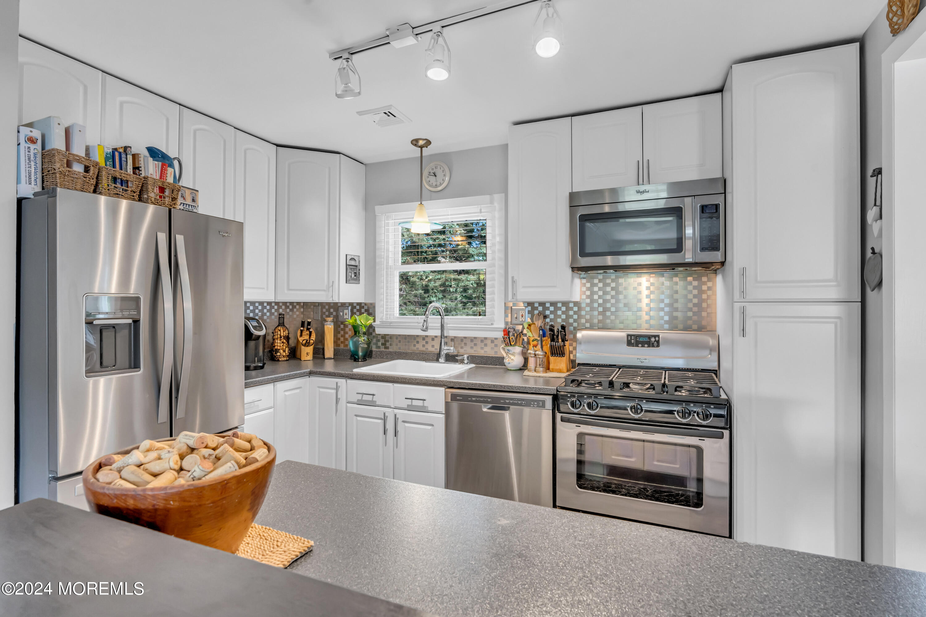 591 Wayside Road Neptune Township, NJ 07753 - Photo 25 of 51 020_dsc02604