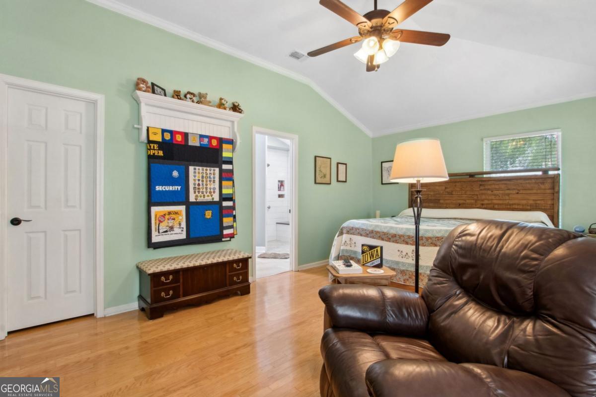 100 Longwood Road St. Marys, GA 31558 - Photo 17 of 39 a living room with furniture and a flat screen tv