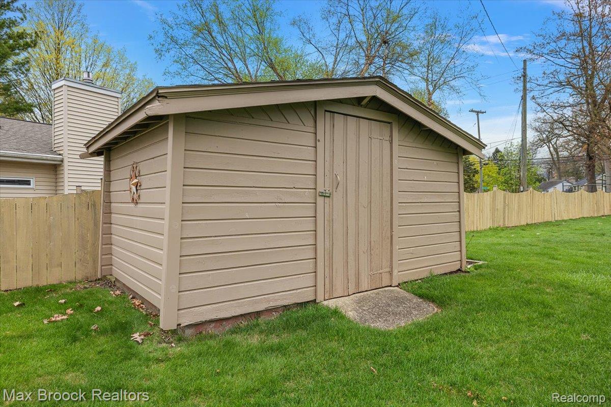 3650 Covert Road Waterford, MI 48328 - Photo 32 of 35 20-3650 Covert -20.jpg