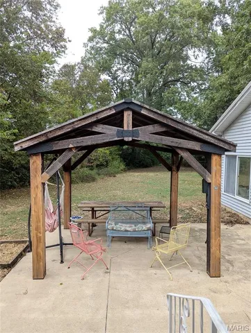 $195,000 | 957 Highway 140, Greenville, IL 62246