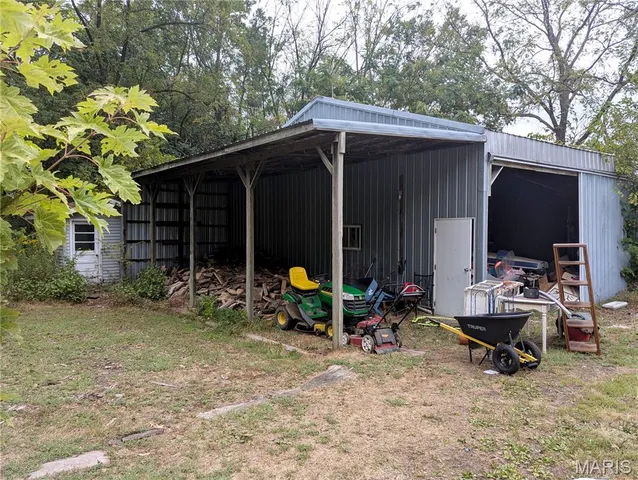 $195,000 | 957 Highway 140, Greenville, IL 62246