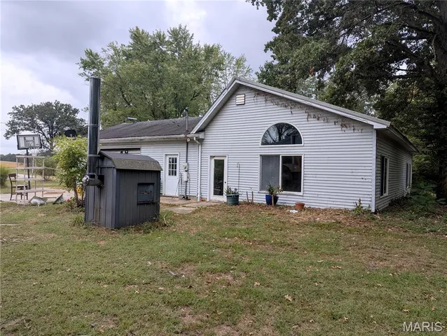 $195,000 | 957 Highway 140, Greenville, IL 62246