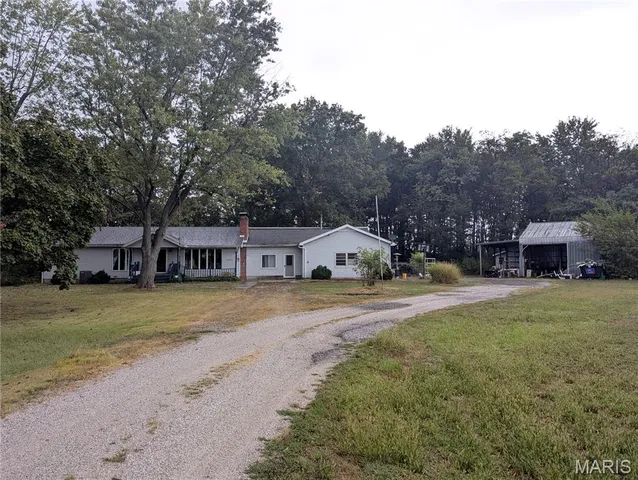 $195,000 | 957 Highway 140, Greenville, IL 62246