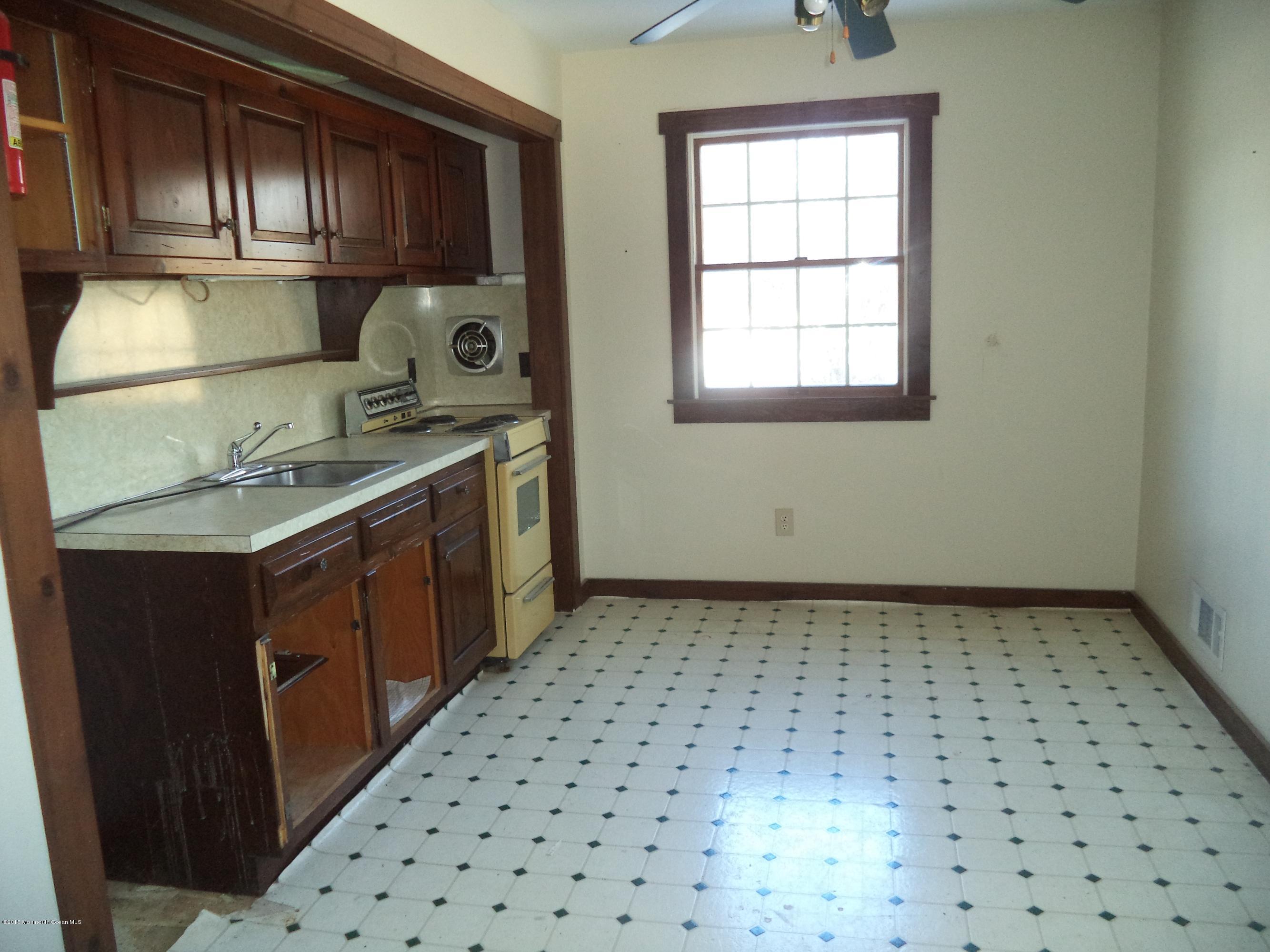 1613 Martin Road Neptune, NJ 07753 - Photo 4 of 20 016