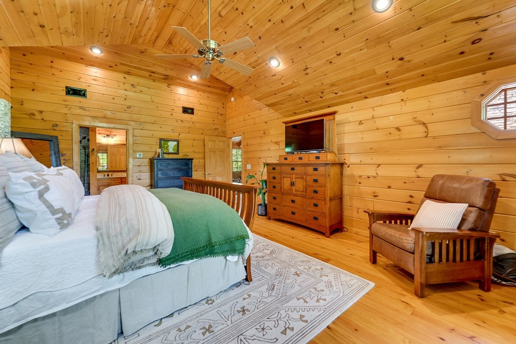 301 Cardinal Ridge Drive Highlands, NC 28741 - Photo 42 of 63 Upper level primary suite
