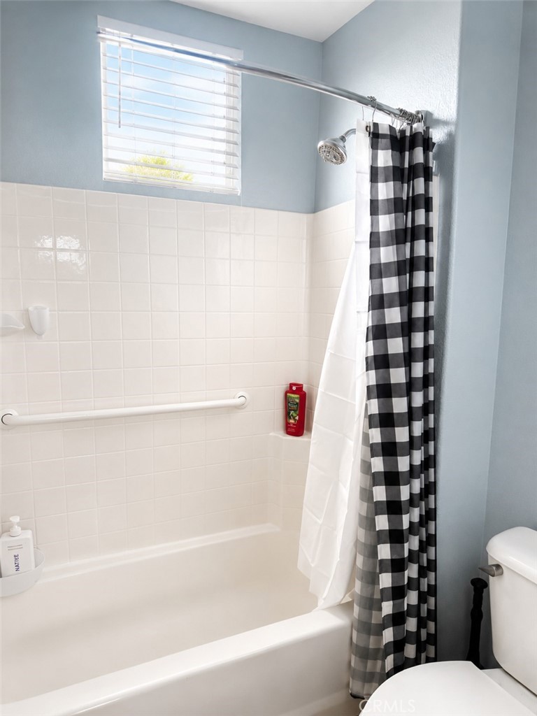 23841 Piedras Road Perris, CA 92570 - Photo 44 of 70 jack and jill sower and tub