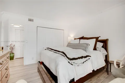 $384,900 | 20301 West Country Club Drive, Unit 526, Aventura, FL 33180