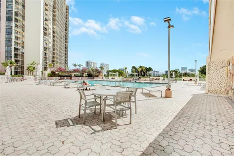 $384,900 | 20301 West Country Club Drive, Unit 526, Aventura, FL 33180