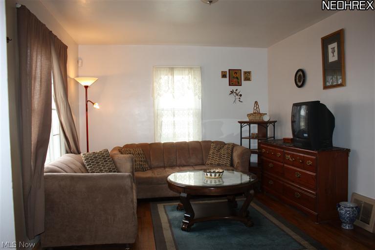 630 Ina Avenue Akron, OH 44306 - Photo 3 of 18 Spacious living room.
