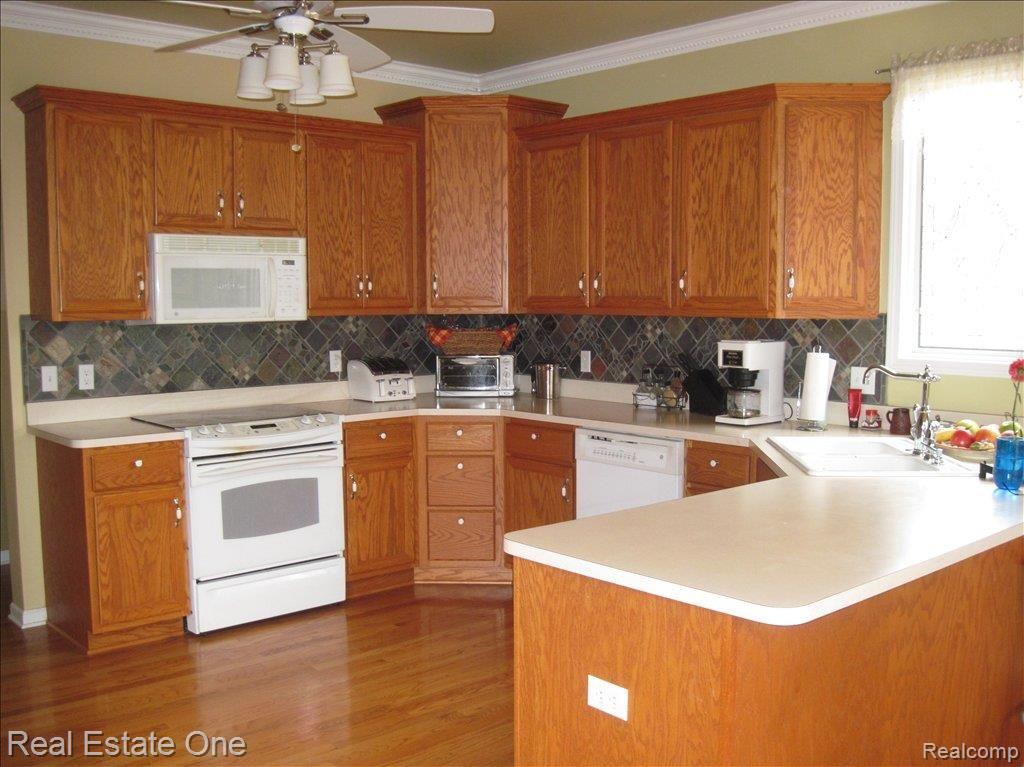 2041 Somerville Road Rochester, MI 48307 - Photo 7 of 20 Large Kitchen