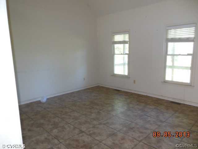 1381 Butler Branch Road Petersburg, VA 23805 - Photo 3 of 6 Living Room