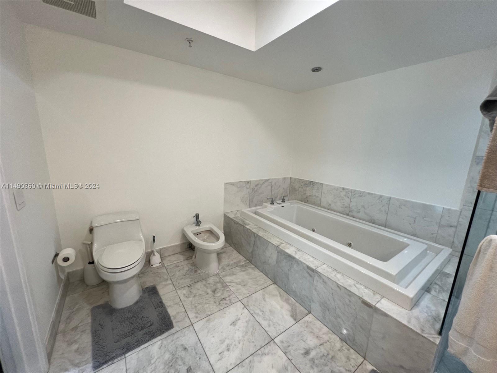 218 Southeast 14th Street, Unit 1806 Miami, FL 33131 - Photo 4 of 12