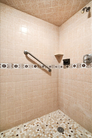 2252 West 800 North Clinton, UT 84015 - Photo 26 of 38 Tiled shower with a decorative mosaic accent band, integrated corner shelf, and a grab bar