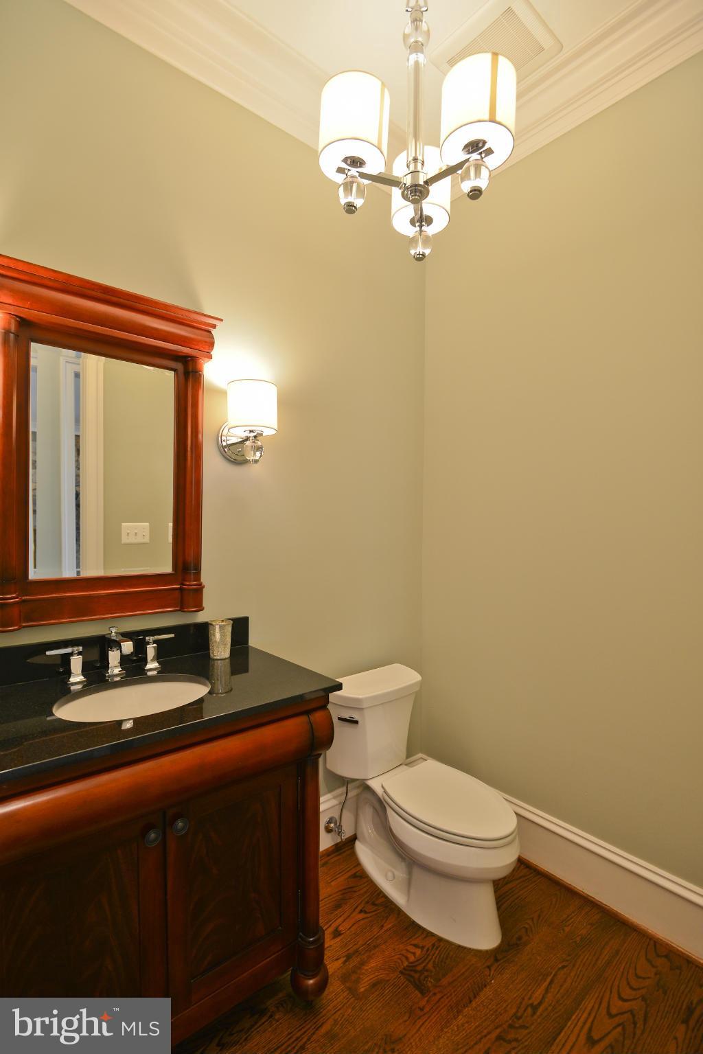 6215 Berkeley Road Alexandria, VA 22307 - Photo 29 of 30 Bath