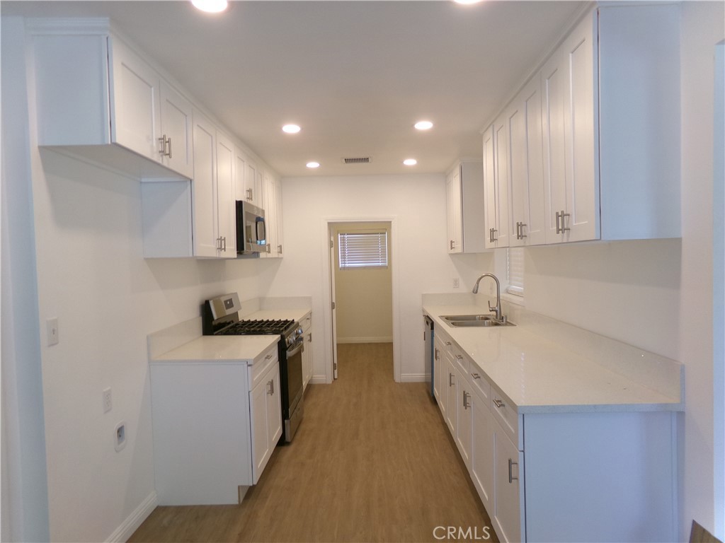 14145 Lakota Road Apple Valley, CA 92307 - Photo 11 of 16 Kitchen