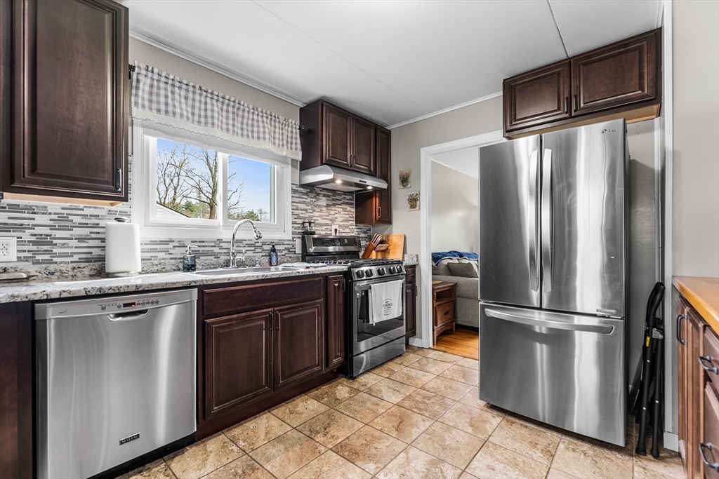 64 Rochford Circle Springfield, MA 01128 - Photo 2 of 36