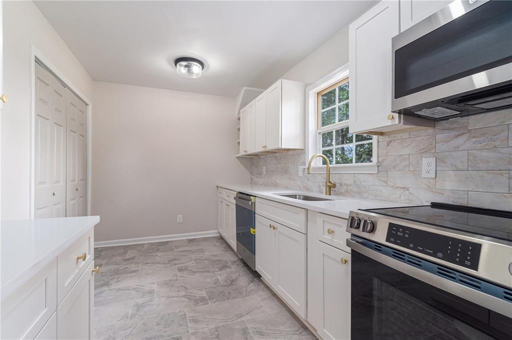 1103 Brighton Point Atlanta, GA 30328 - Photo 4 of 13