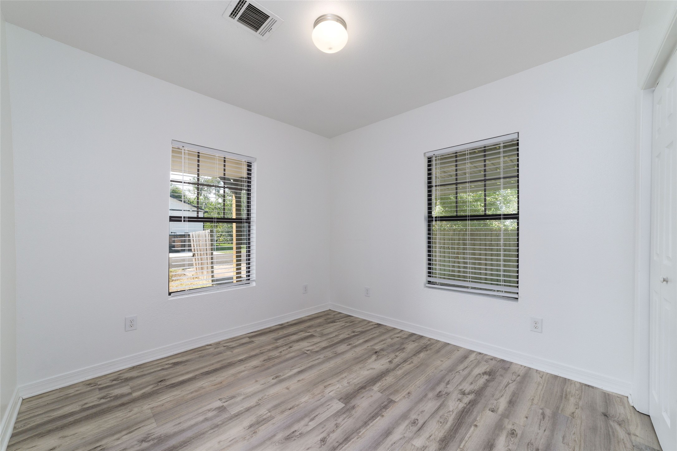 433 Calloway Street Houston, TX 77029 - Photo 16 of 29 an empty room with windows