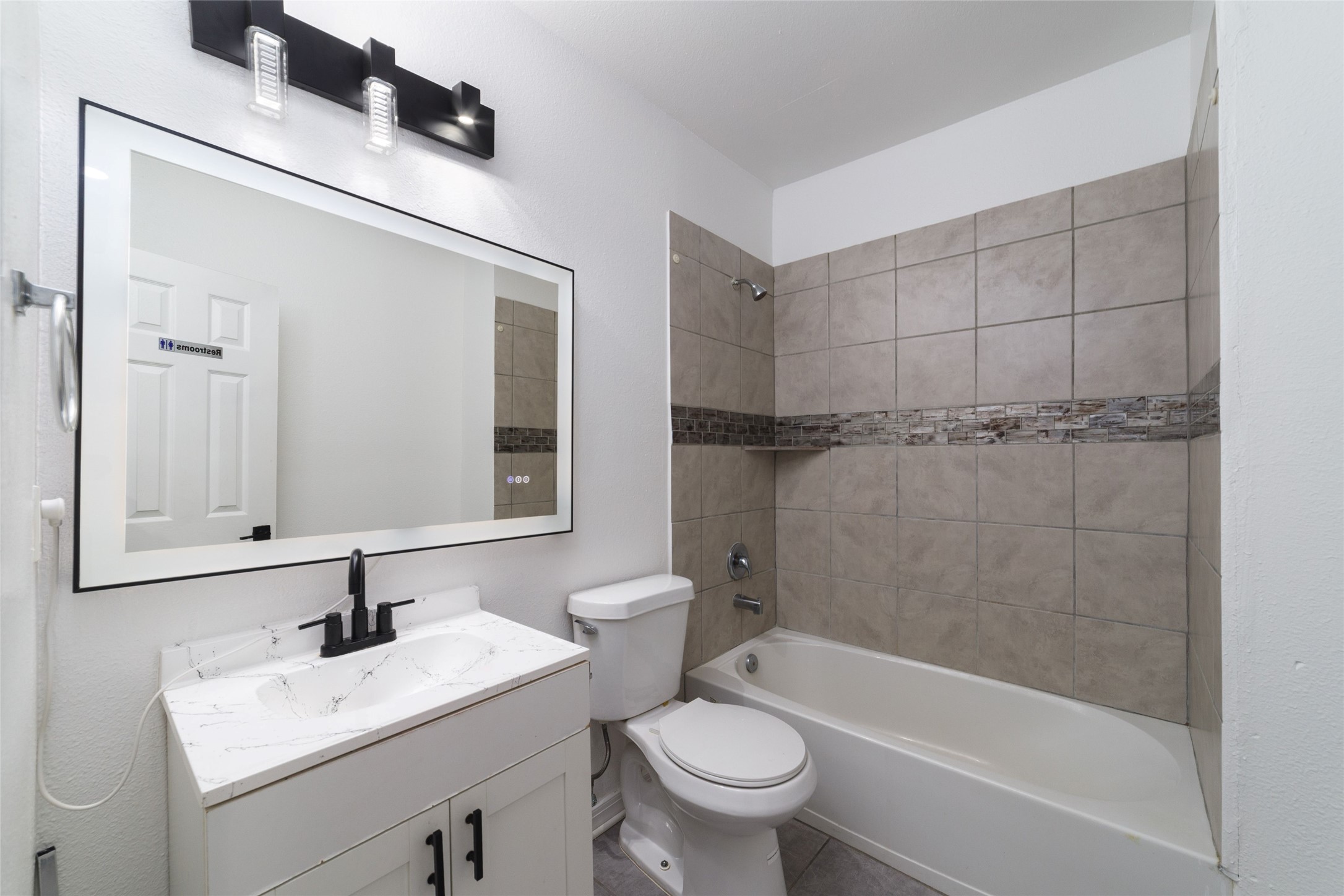 433 Calloway Street Houston, TX 77029 - Photo 19 of 29 a bathroom with a sink mirror toilet and bathtub