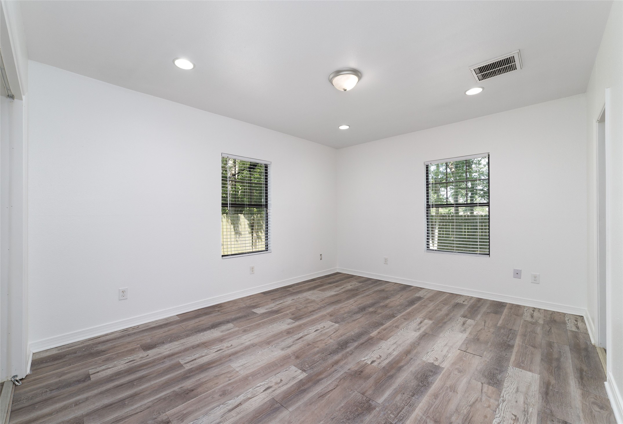 433 Calloway Street Houston, TX 77029 - Photo 20 of 29 an empty room with a window