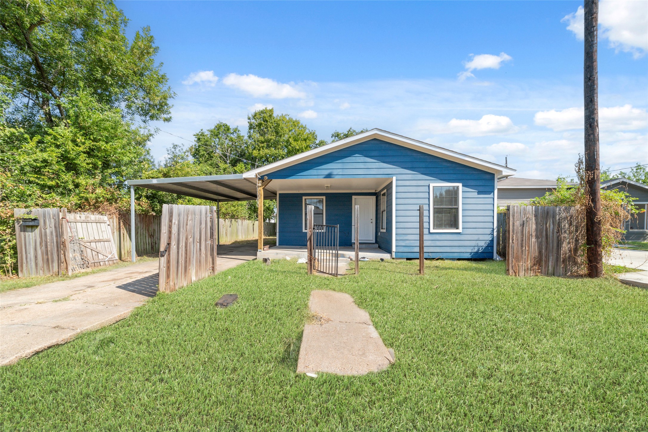 433 Calloway Street Houston, TX 77029 - Photo 2 of 29 a front view of house with a garden and patio