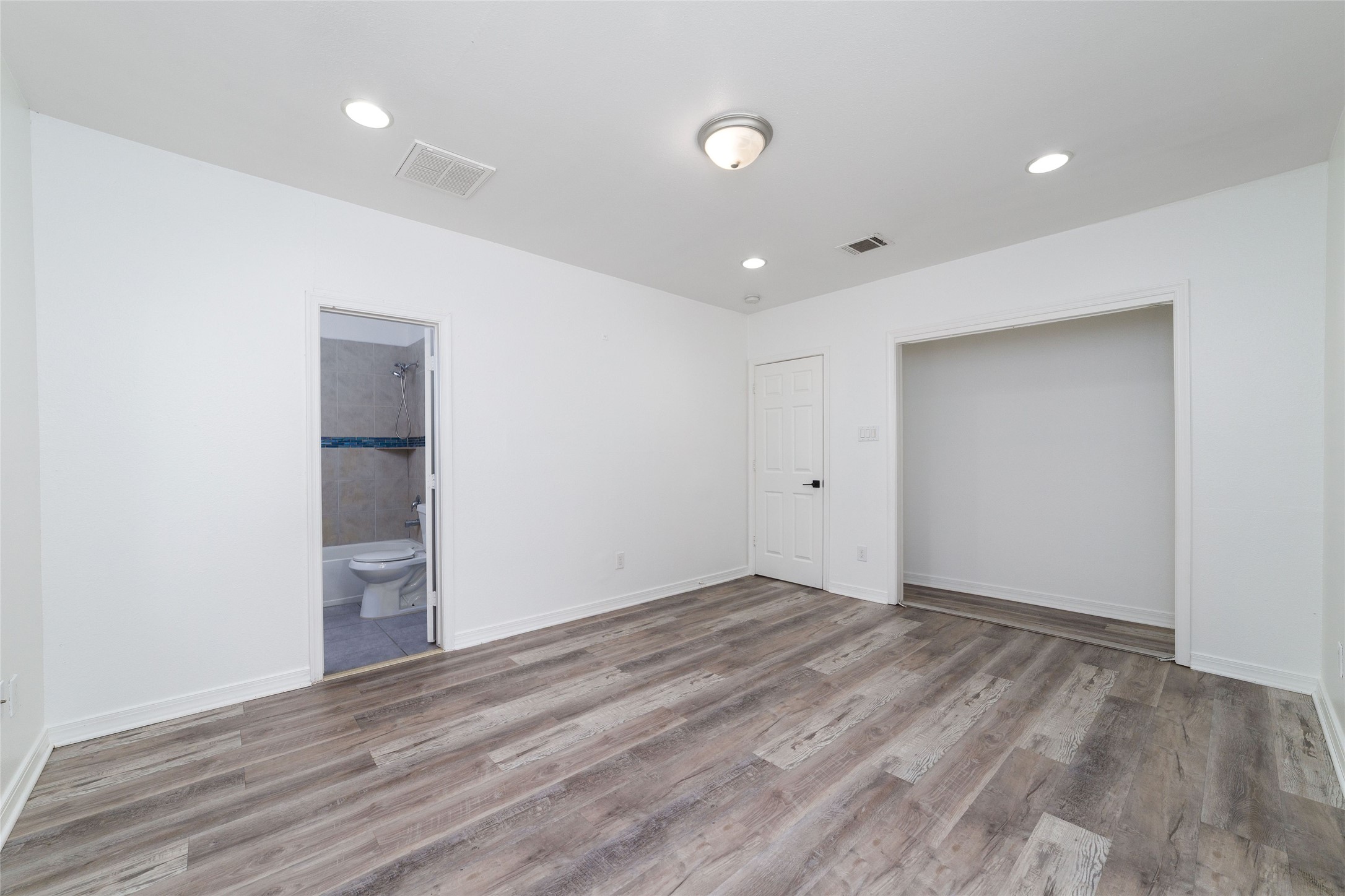 433 Calloway Street Houston, TX 77029 - Photo 21 of 29 wooden floor in an empty room with a window