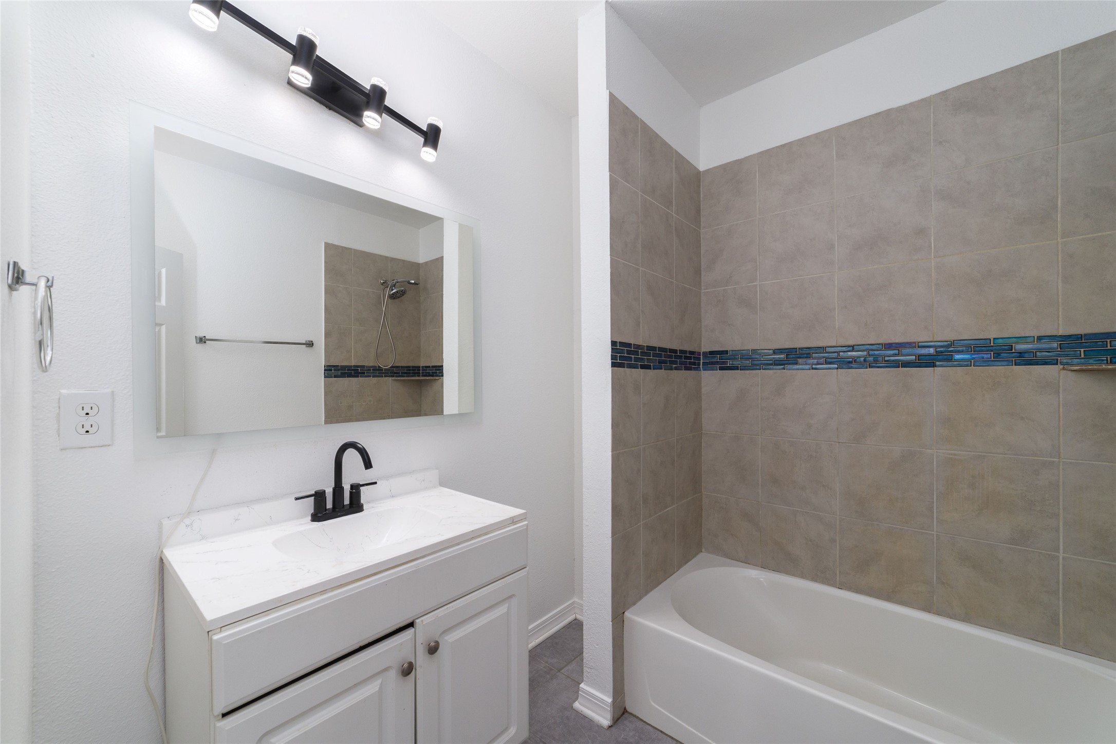 433 Calloway Street Houston, TX 77029 - Photo 23 of 29 a bathroom with a sink a mirror and a bathtub