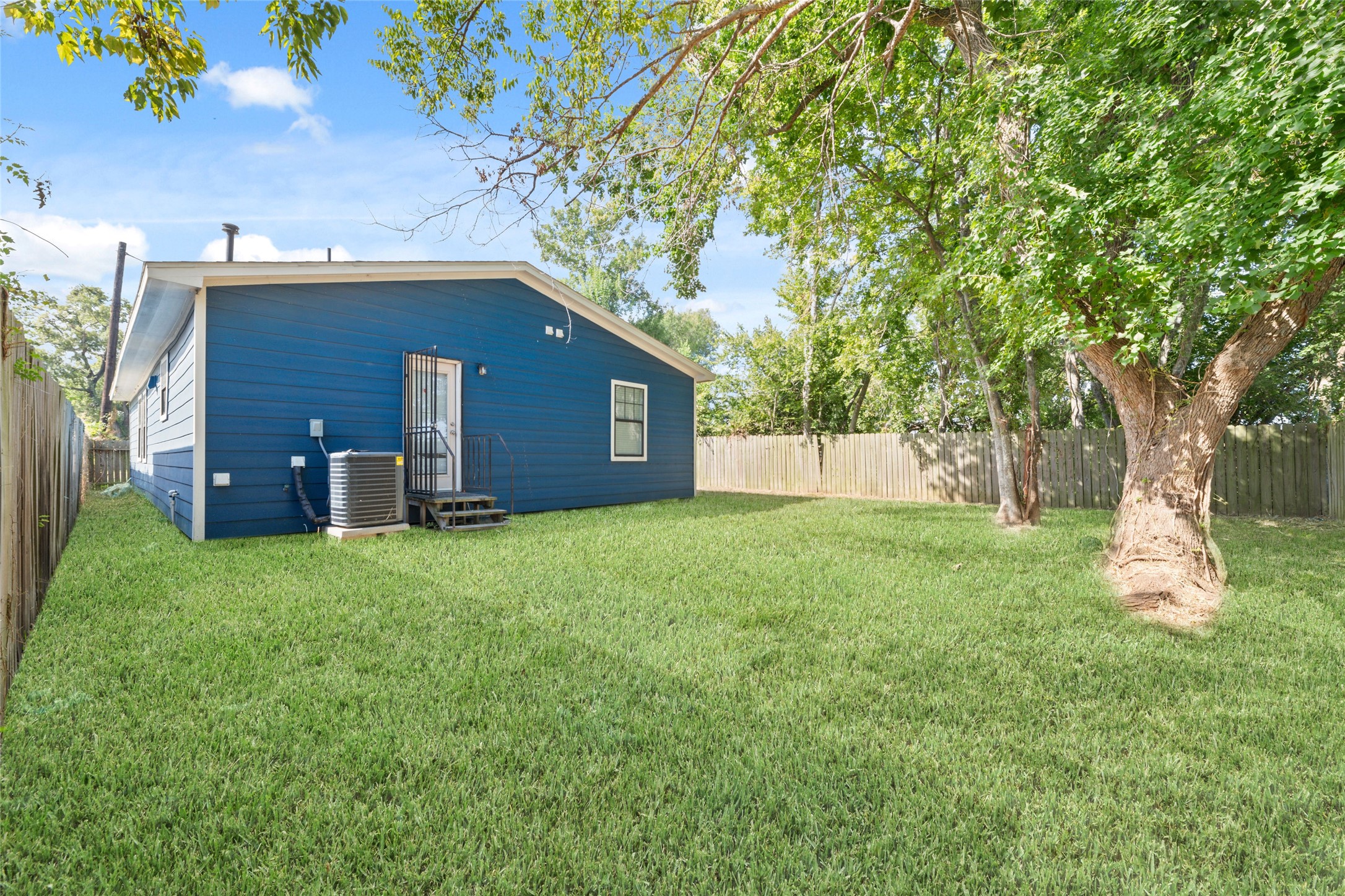 433 Calloway Street Houston, TX 77029 - Photo 24 of 29 a view of a backyard with a large tree