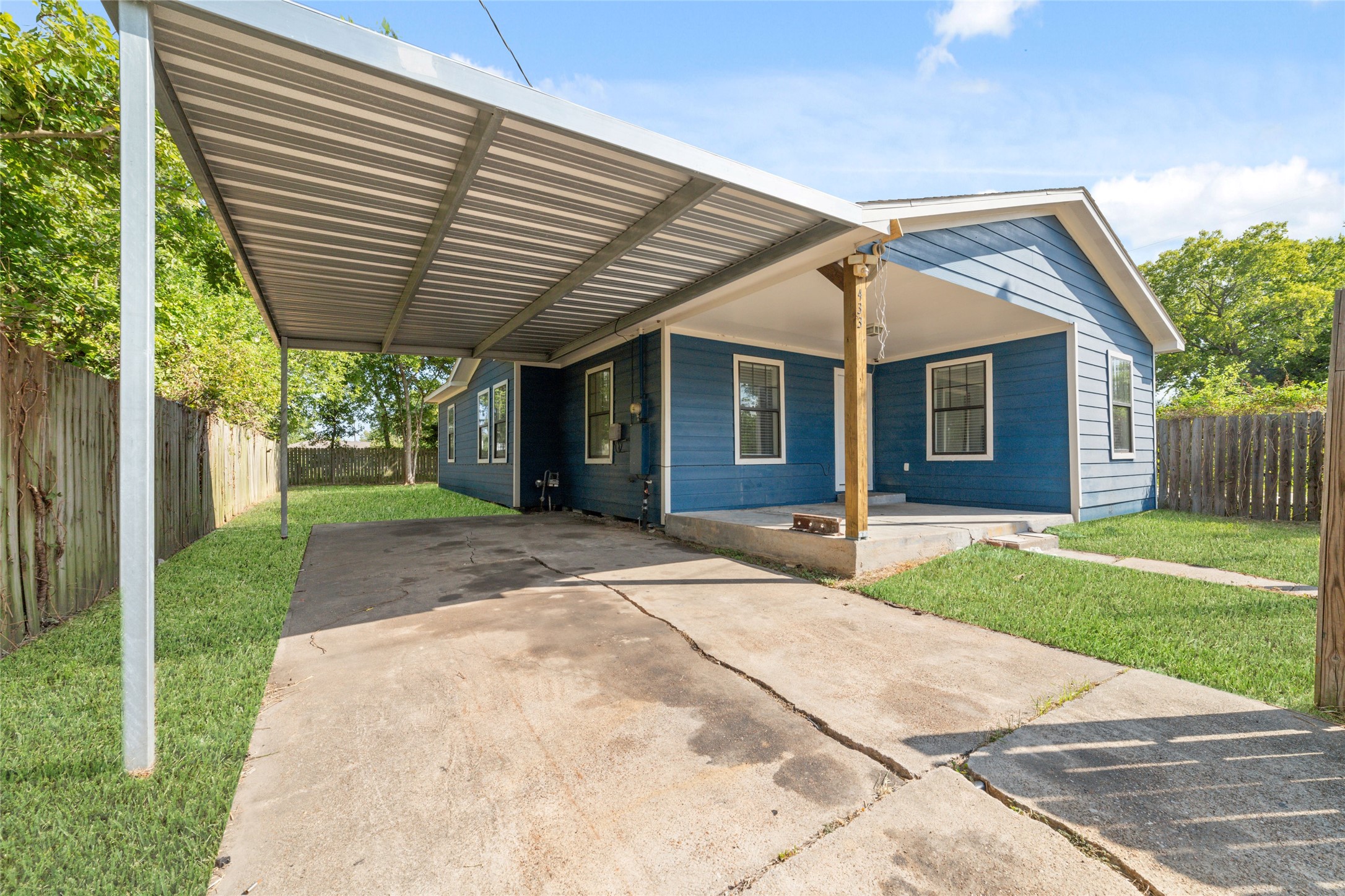 433 Calloway Street Houston, TX 77029 - Photo 4 of 29 a view of a porch with a backyard