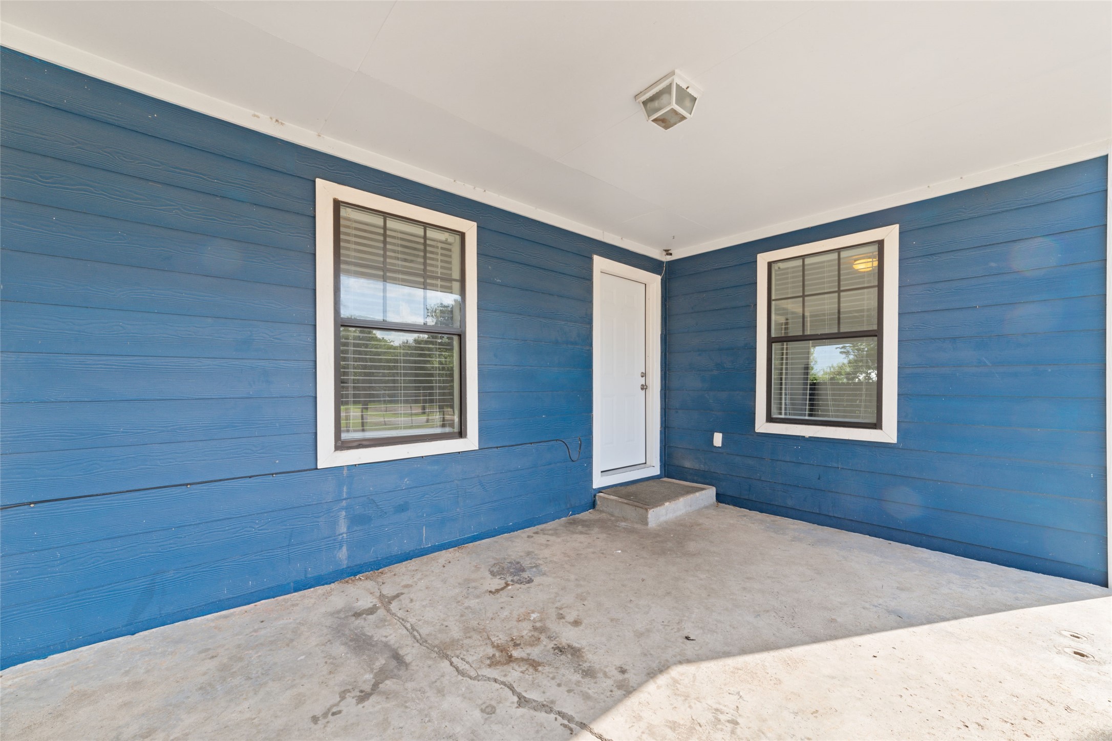 433 Calloway Street Houston, TX 77029 - Photo 5 of 29 a bedroom with a bed and a window