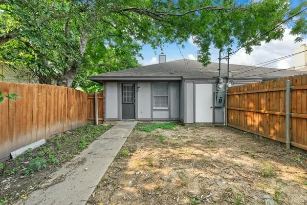 a view of a backyard