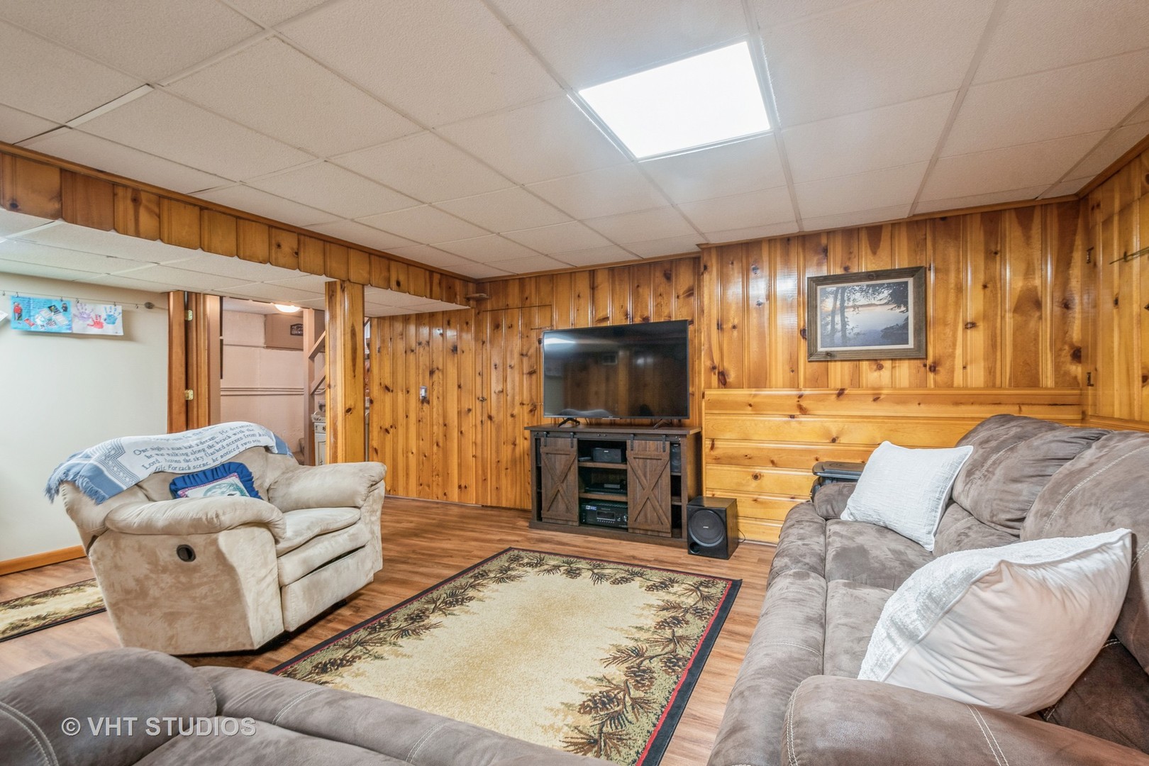697 Greenview Avenue Des Plaines, IL 60016 - Photo 17 of 25 a living room with furniture and a flat screen tv