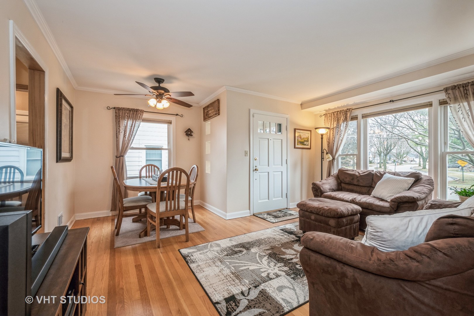 697 Greenview Avenue Des Plaines, IL 60016 - Photo 5 of 25 a living room with furniture and a table